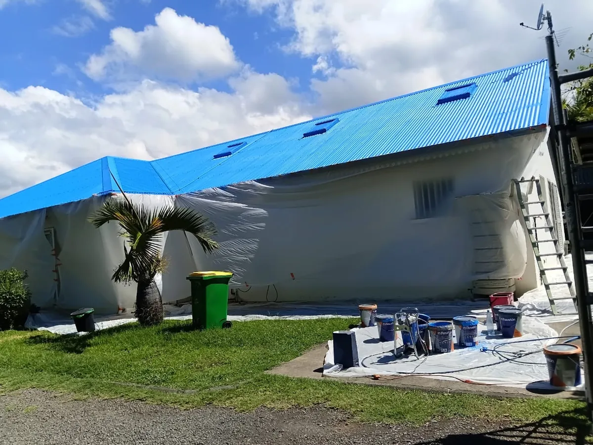 Réalisation peinture toiture bleue à La Réunion