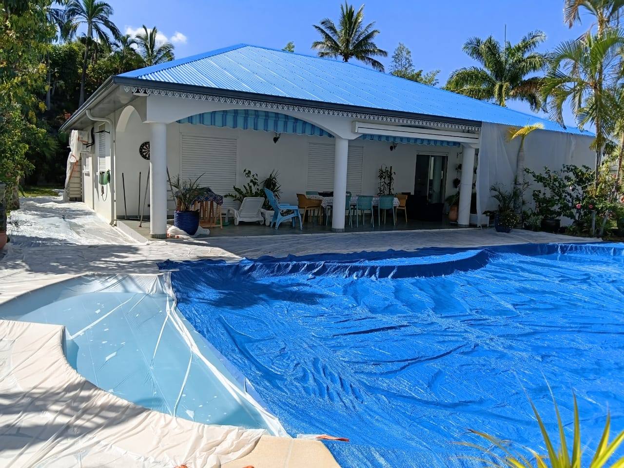 Villa avec toiture bleue rénovée par Bernasconi Toiture